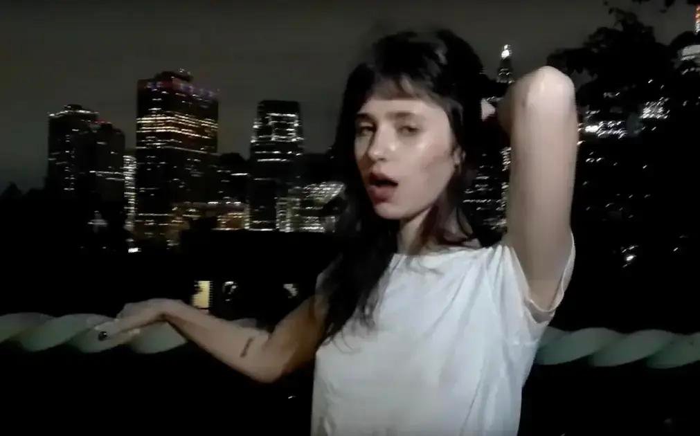 Clairo Brilha em Novo Vídeo de Kim Tee e Koby com "Lemonhead"