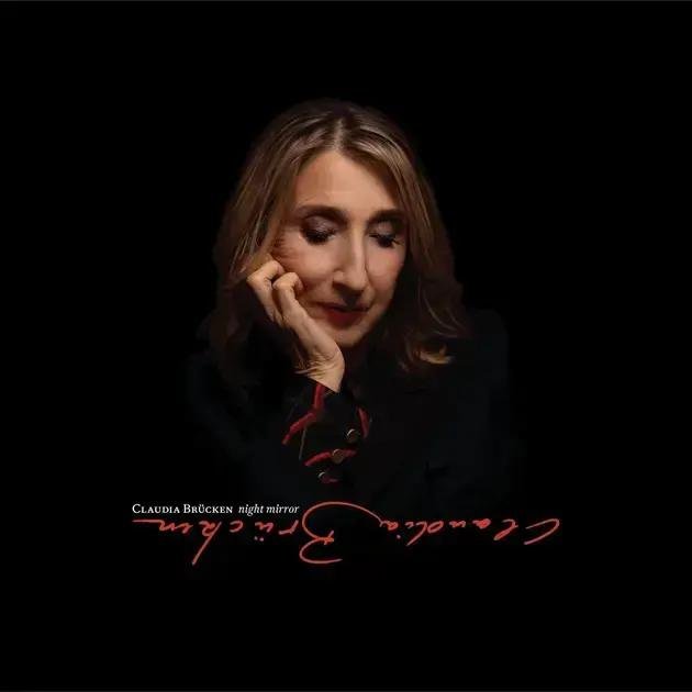 Claudia Brücken Reinventa o Electro-Pop em Night Mirror com Eclecticismo e Resiliência