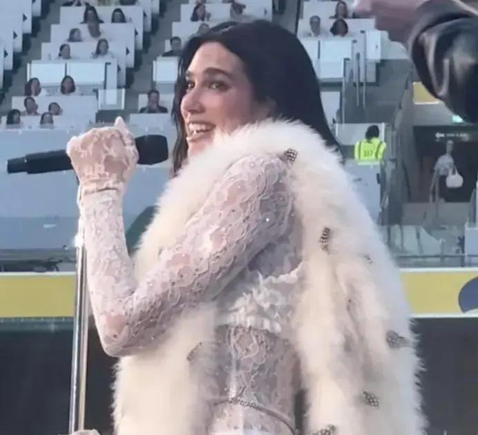 Dua Lipa faz tributo a Sinead O'Connor com cover emocionante em Dublin