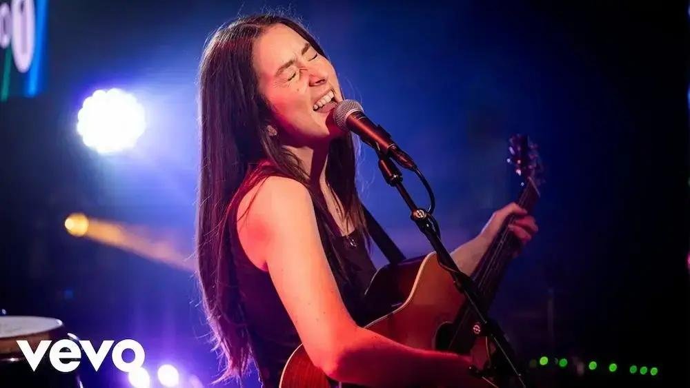 Haim Faz Mashup de Addison Rae no BBC Live Lounge Com Janet Jackson