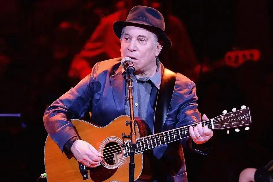 Paul Simon cancela shows por dor nas costas e promete retomar turnê em breve