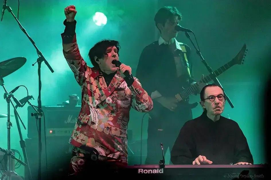 Sparks Encanta na Performance ao Vivo no Hammersmith Apollo