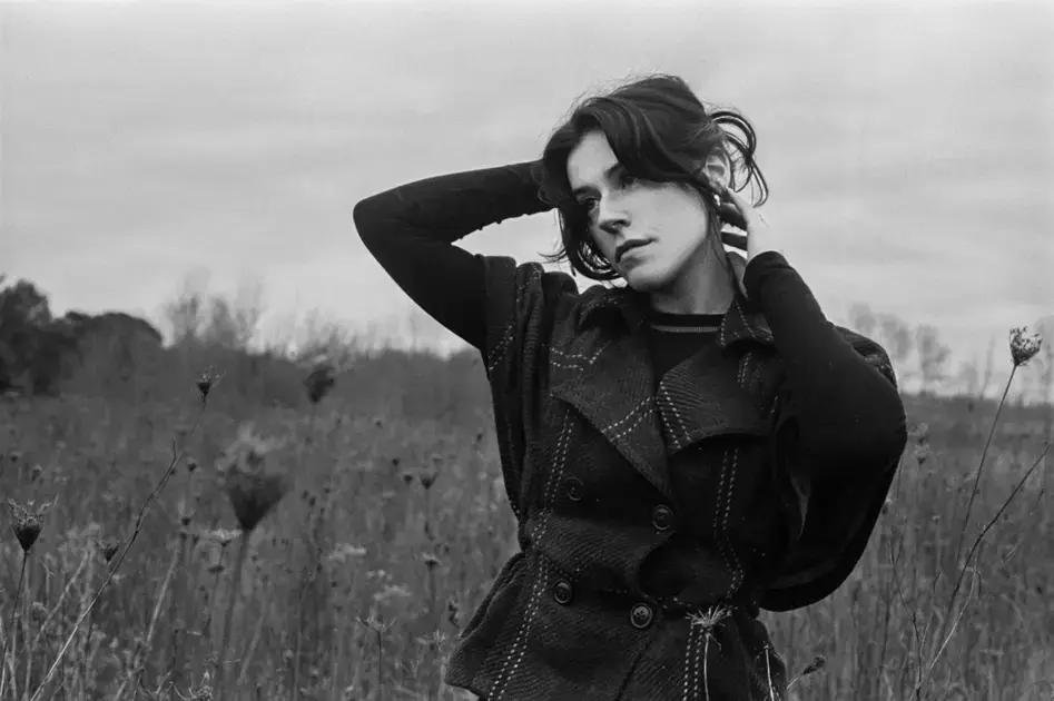 Rachel Bobbitt lança seu álbum de estreia 'Swimming Towards the Sand' com shows em Montreal