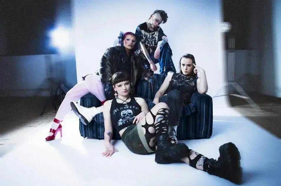 Red Stains lança single que critica a cultura e sociedade contemporânea de forma inovadora