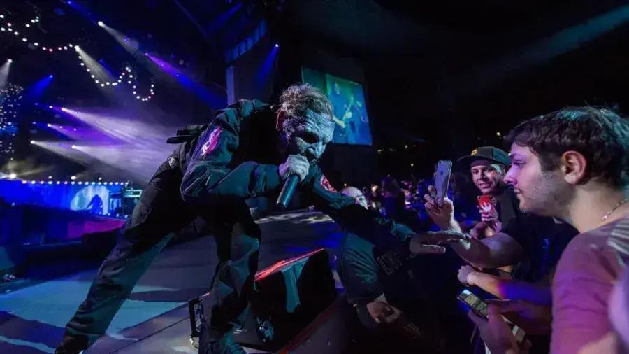 Slipknot: Histórico momento de Corey Taylor com celular que marcou uma geração