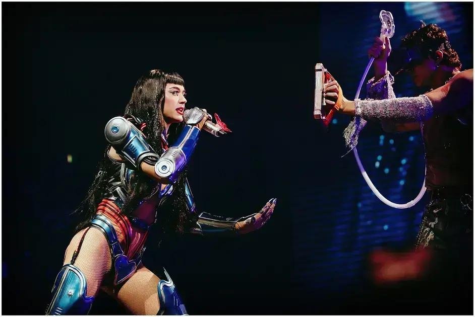 Katy Perry mantém o sucesso com show inovador e efeitos visuais impressionantes